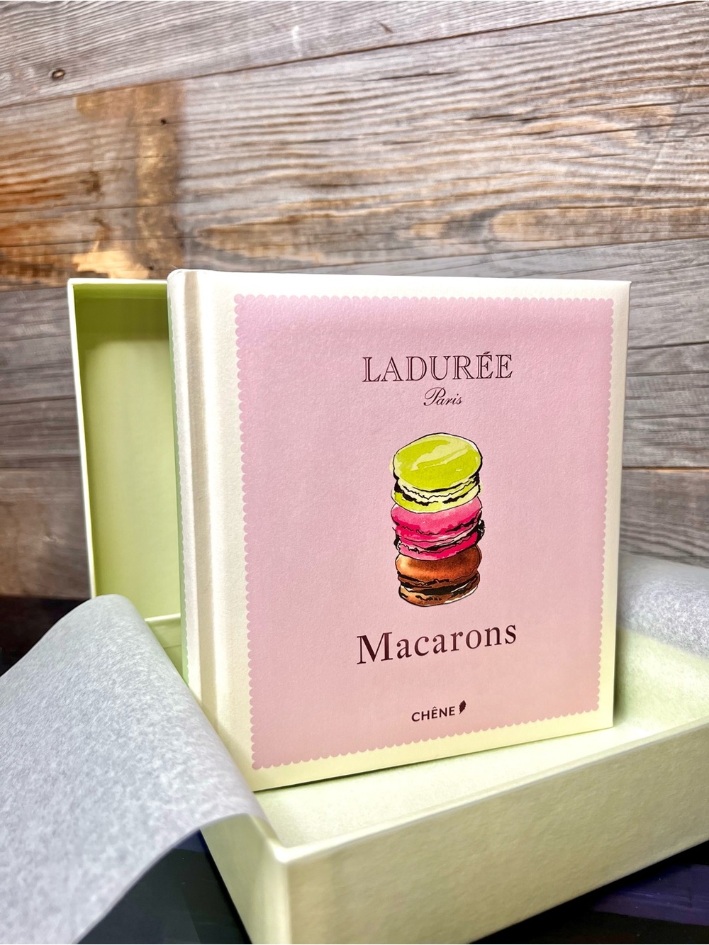 NWOT 🆕 Ladurée Paris Macarons Hardcover FRENCH Cookbook